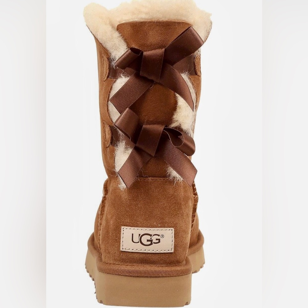 •Ugg Bailey Bow II •Size 11 •Tan